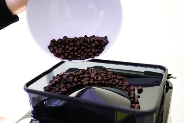 Beem Kaffeemaschine mit Mahlwerk Bohnenfach befüllen