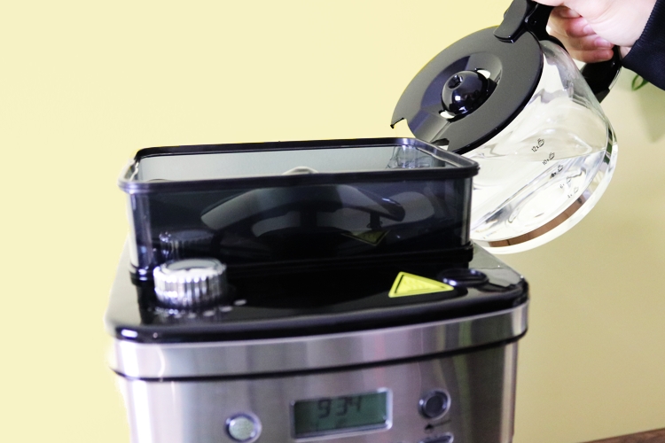 Beem Kaffeemaschine mit Mahlwerk Wassertank befüllen