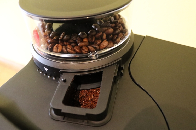 Kaffeemaschine mit Mahlwerk - Pulverschacht reinigen