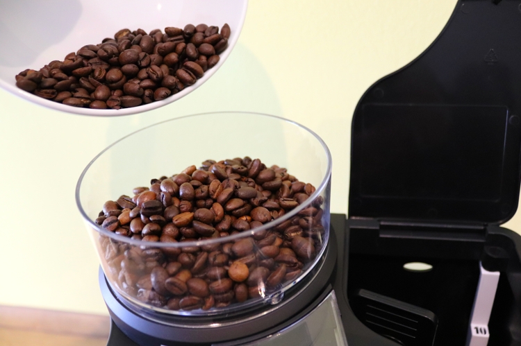 Kaffeemaschine mit Mahlwerk - kleines Bohnenfach