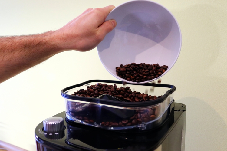 Kaffeemaschine Medion Bohnenfach befuellen - Coffee Tasters