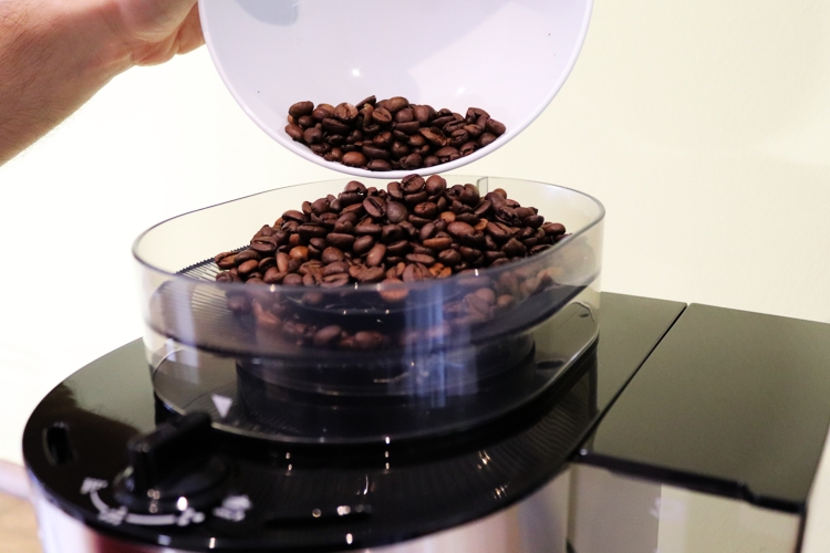 Kaffeemaschine mit Mahlwerk - großes Bohnenfach