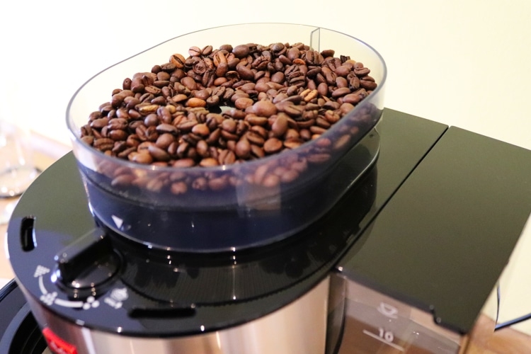 Kaffeemaschine mit Mahlwerk das Bohnenfach