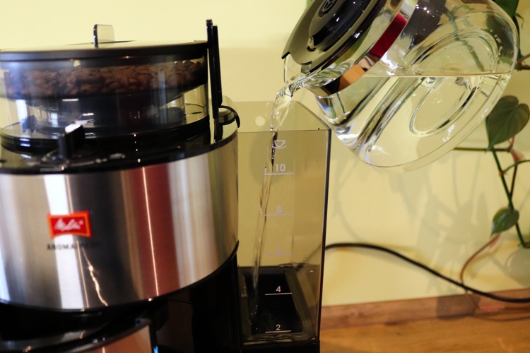 Kaffeemaschine mit Mahlwerk - der Wassertank