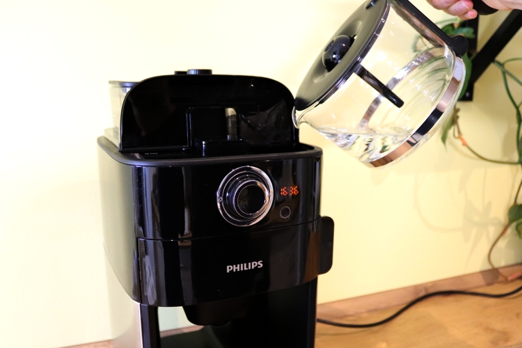 Philips Kaffeemaschine Wassertank befuellen - Coffee Tasters