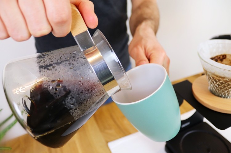 Handfilter Kaffee in Tasse gießen