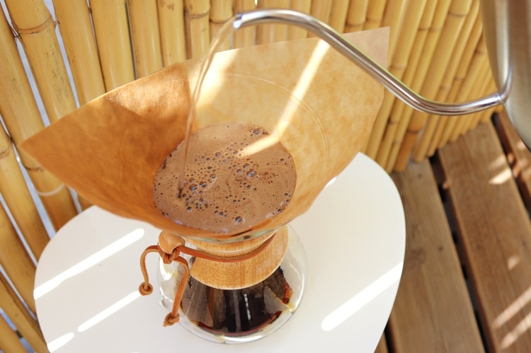 Chemex Kaffee aufgiessen 1 - Coffee Tasters