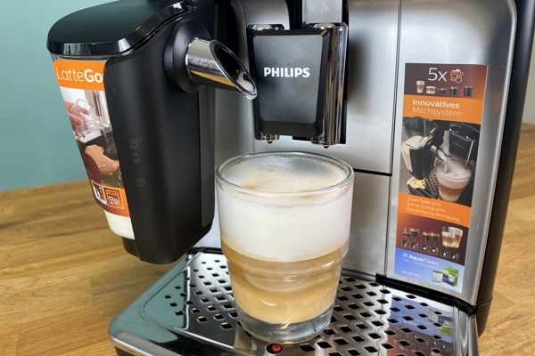 Kaffeevollautomat mit Milchbehälter komplett ohne Schläuche