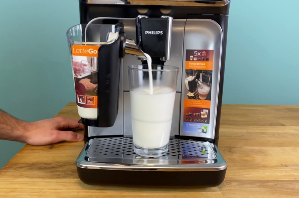Milch aus dem Philips LatteGo - Coffee Tasters
