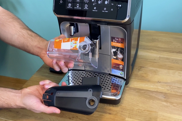 Kaffeevollautomat mit Milchbehälter aus 2 Teilen