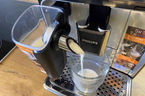 kleiner Kaffeevollautomat mit automatischen Milchsystem
