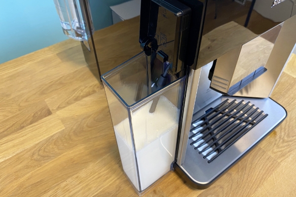 Kaffeevollautomat mit Milchtank links