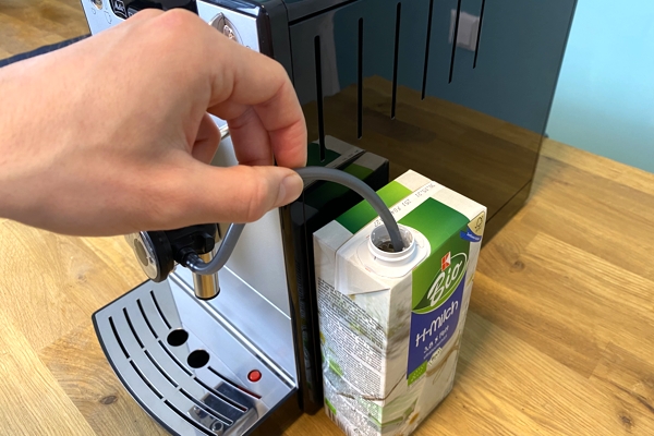 Kaffeevollautomat mit Milchbehälter - leichter zu bedienen als Milchschlauch