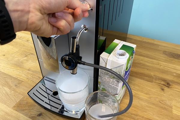 Kaffeevollautomat mit Milchbehälter - leichter zu reinigen als ein Schlauch