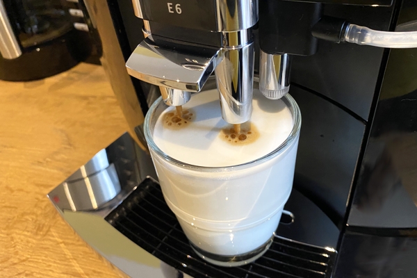 Jura E6 Kaffeevollautomat mit Milchschlauch - Cappuccino