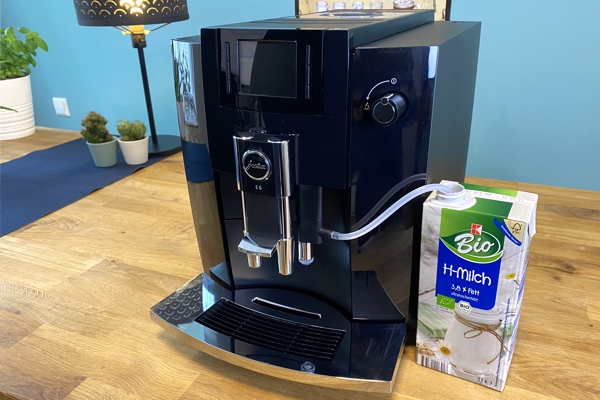 Kaffeevollautomat mit Milchschlauch