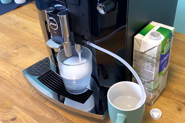 Kaffeevollautomat mit Milchschlauch - Reinigung