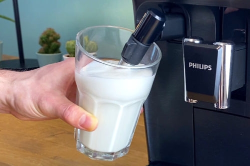 kleiner Kaffeevollautomat mit milchschaumdüse