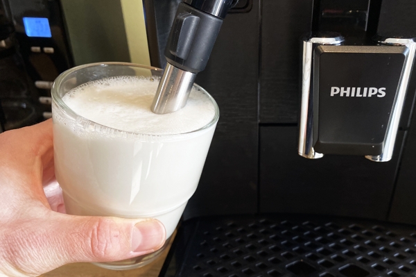 Philips EP 2220 Milchsystem Milch aufschaeumen - Coffee Tasters