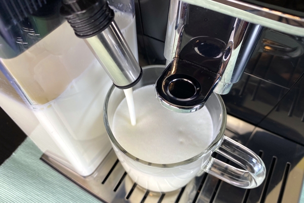 Kleiner Kaffeevollautomat mit automatischen Milchsystem