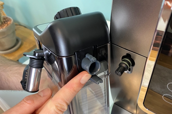 Kaffeevollautomat - Milchbehälter einfach abnehmen