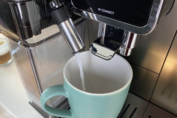 Kaffeevollautomat Milchschlauch - Milchtank reinigt automatisch