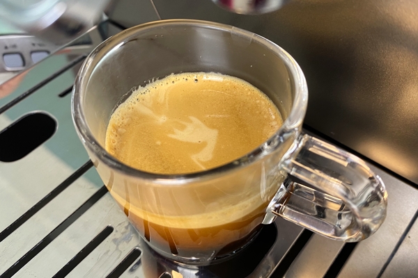 Delonghi Dinamica Plus Crema vom Espresso