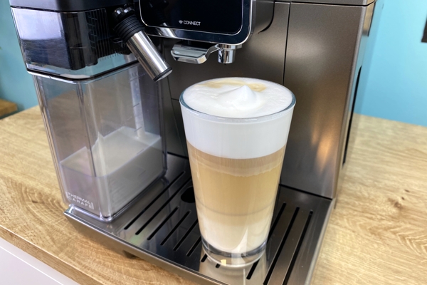 Kleiner Kaffeevollautomat mit Latte Macchiato Funktion
