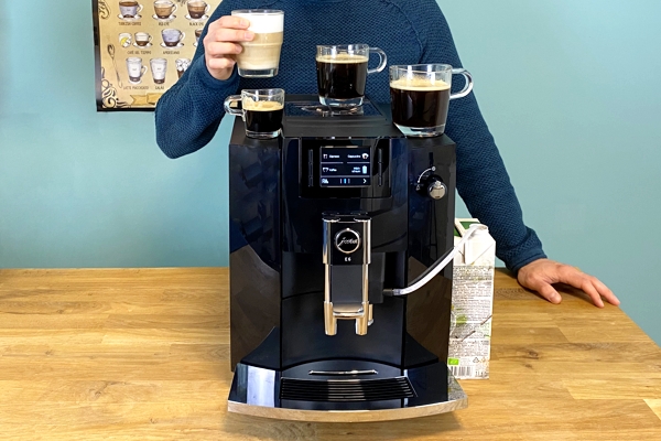 Jura E6 Kaffeevollautomat mit Milchschlauch