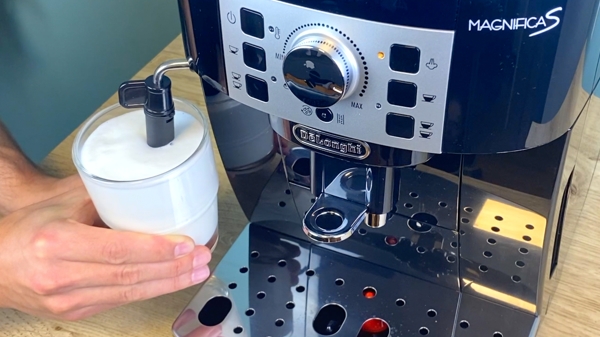 DeLonghi Kaffeevollautomat bis 300 € Milch aufschaeumen