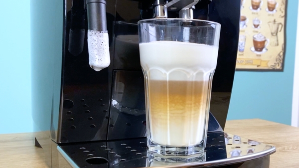 DeLonghi Magnifica ECAM 22.110.B Latte Macchiato Zubereitung