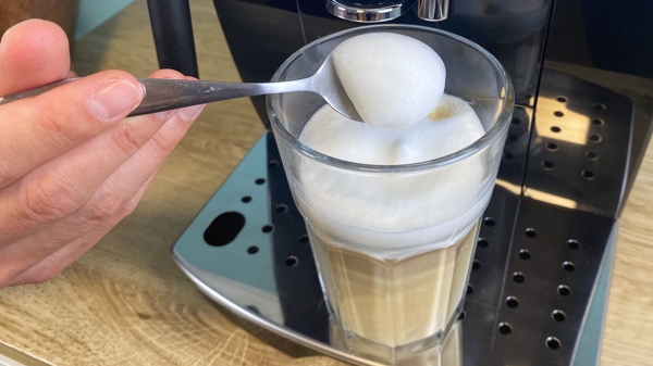 DeLonghi Magnifica S Milchschaum Latte