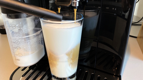 DeLonghi Kaffeevollautomat mit Milchsystem