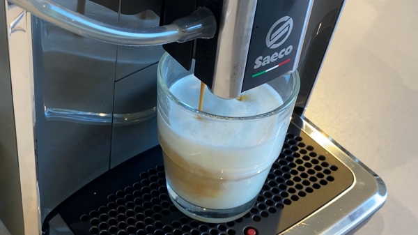 Saeco Gran Aroma Cappuccino im Kaffeevollautomat mit Milchschlauch