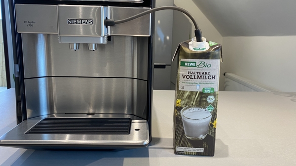 Siemens EQ6 plus s700 Milchschlauch in Milchkarton - Coffee Tasters