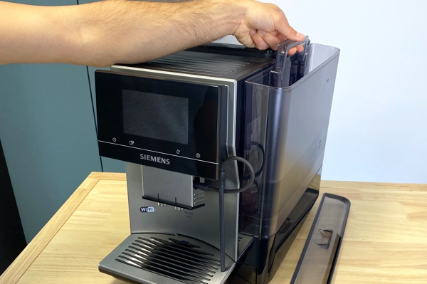 Siemens EQ.700 Kaffeevollautomat Wassertank entnehmen