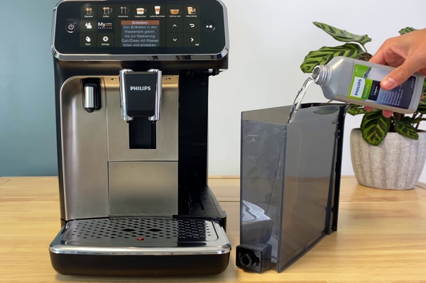 4 Philips Kaffeevollautomat Entkalken Entkalker einfuellen 1 - Coffee Tasters