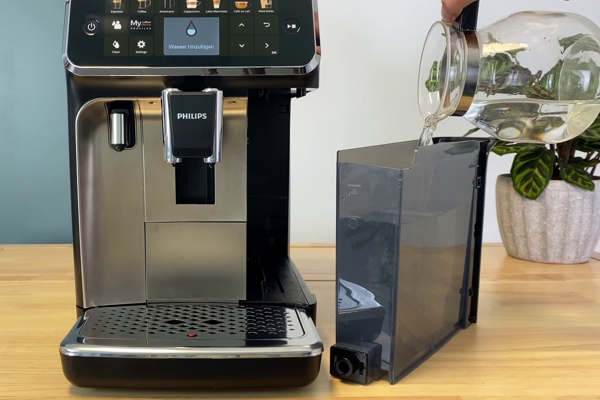 5 Philips Kaffeevollautomat Entkalken Wasser einfuellen 1 - Coffee Tasters