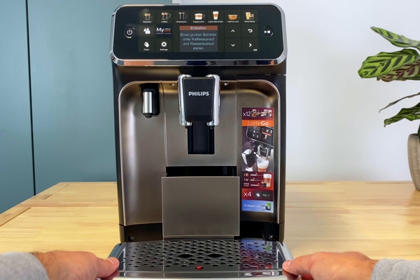 7 Philips Kaffeevollautomat Entkalken Tropfschale leeren 1 - Coffee Tasters
