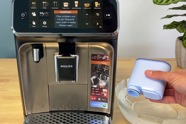 Philips Kaffeevollautomat Entkalken Wasserfilter Schuetteln - Coffee Tasters